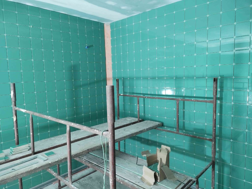 Stille Meeuw 6 juni 2025: Binnen afwerking douches en toiletten